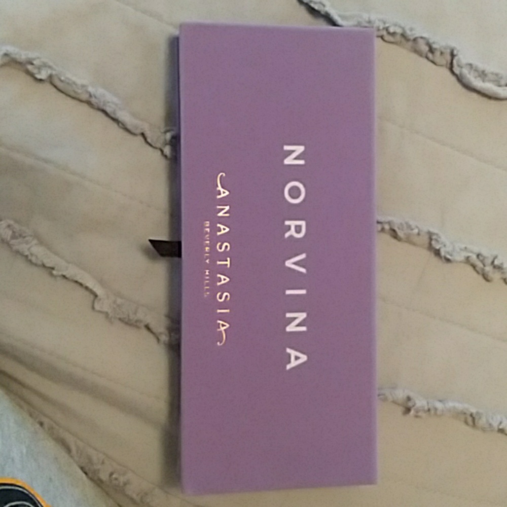 Anastasia    norvina eyeshadow palette